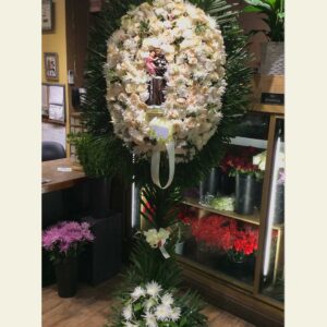 S0700: All white assorted spray with statue