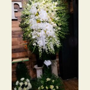 S2320: White and green freeflowing spray with orchids