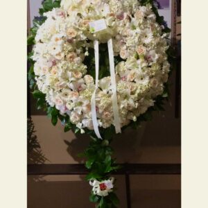 W0050: All white assorted wreath